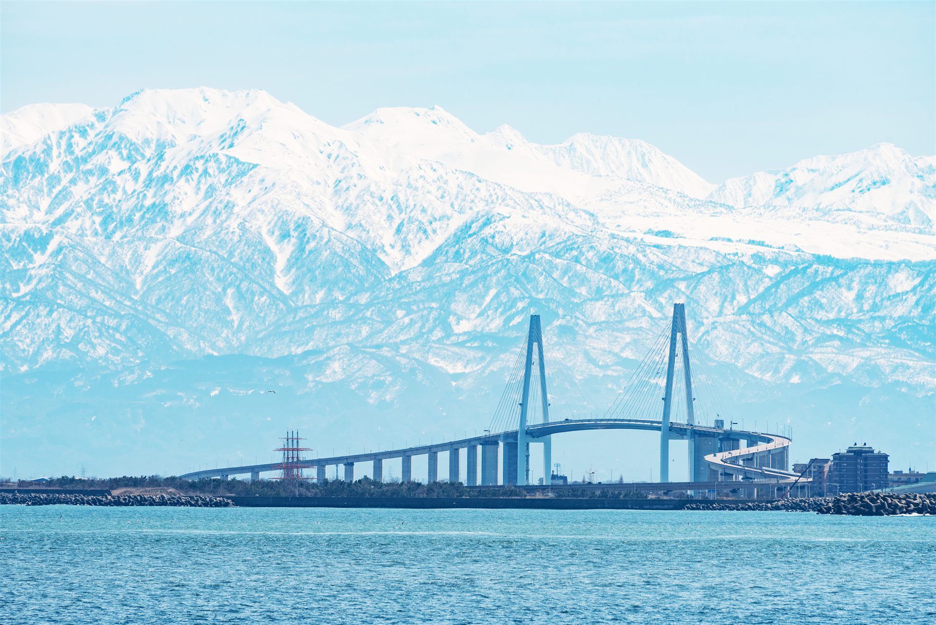 新湊大橋と立山連峰